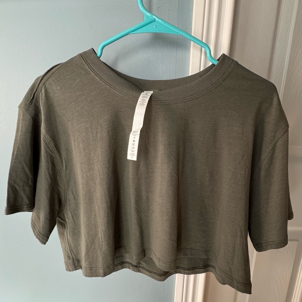 NWOT Lululemon Olive Cropped Tee